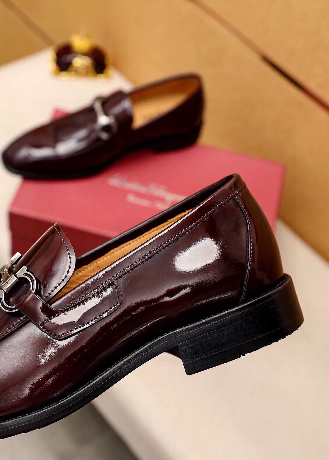 Men's shoes 💰460 💐 Product trademark: Ferragamo "Ferragamo" casual leather shoes Regular size: 38-44 (45🉑️customized) Product materials: Selected imported first-layer open-edge beaded cowhide upper + luxury hardware buckle, imported water-dyed cowhide leather lining. Strong three-dimensional visual effect, original outsole color: 2 colors available